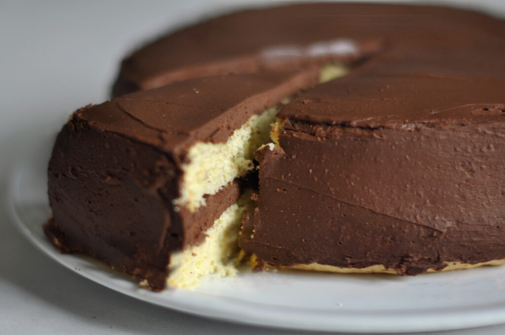 Biskuitkuchen mit Dark Chocolate Cream Cheese Frosting