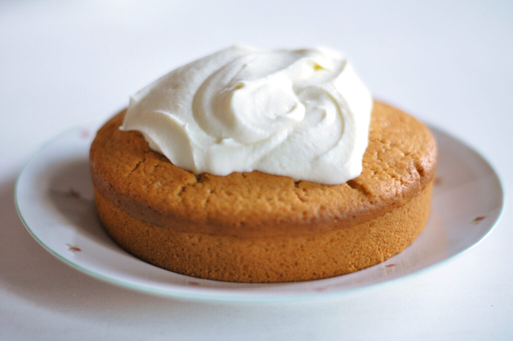 Kokoskuchen mit Weiße Schokolade-Kokosmilch-Frosting