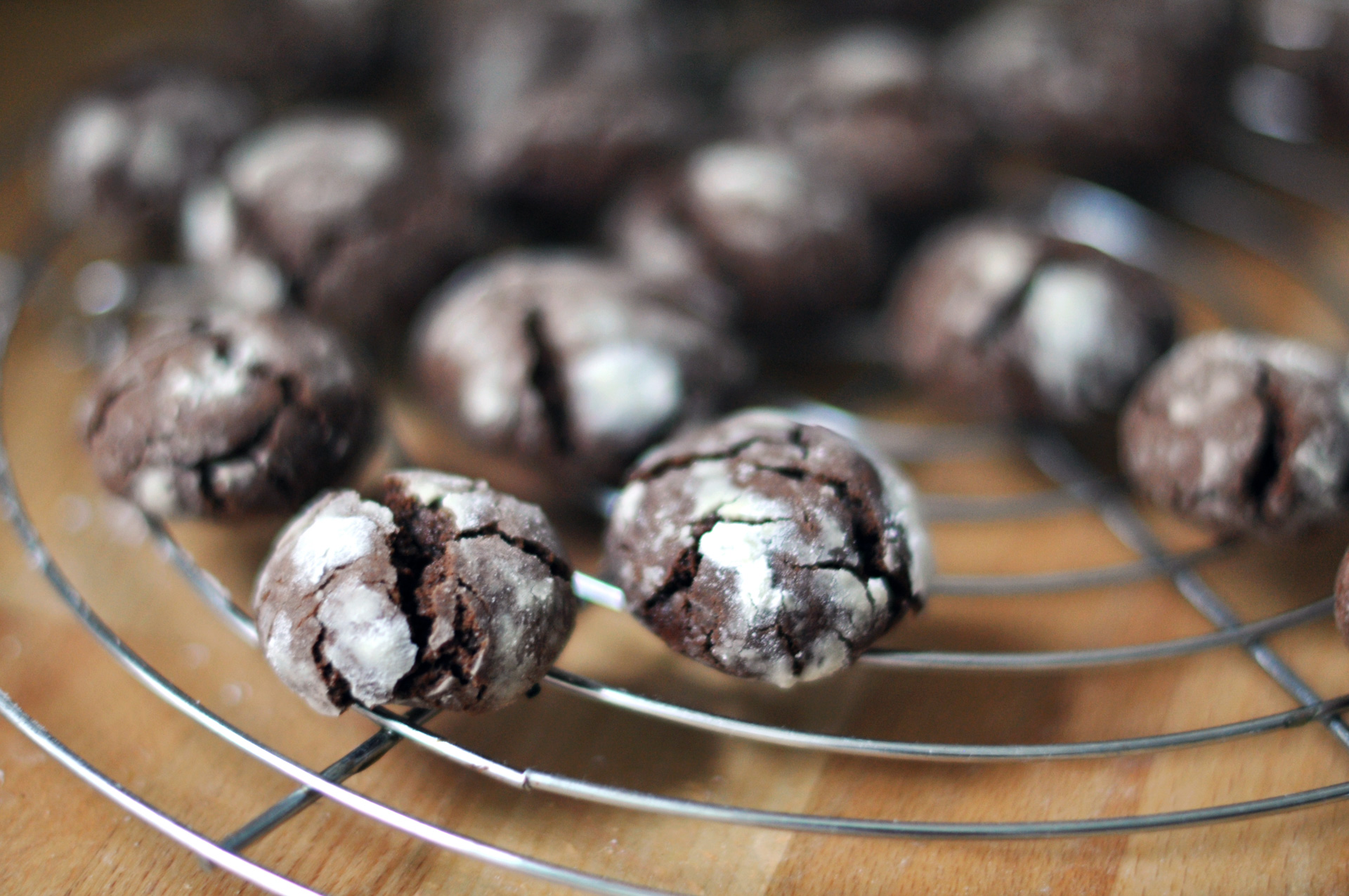 Chocolate Crinkle Cookies - Schokoladen-Plätzchen