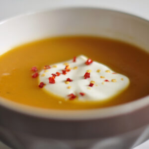 Fenchel-Möhren-Suppe mit Joghurt und Chili