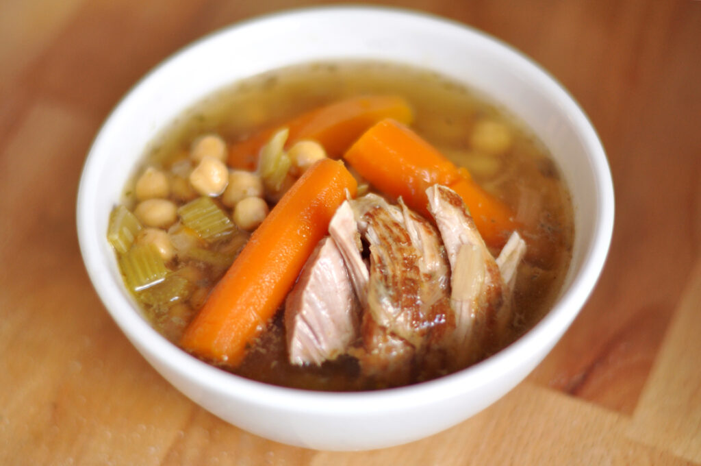 Fleischbrühe mit Kichererbsen und Gemüse