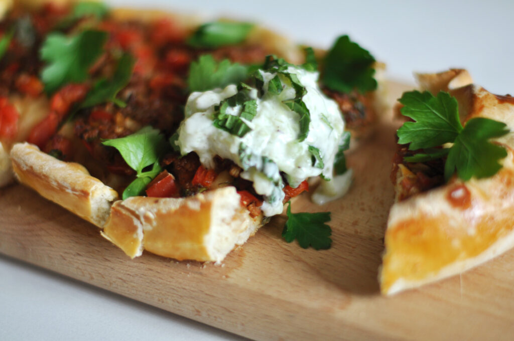 Gefüllte Pide mit Lammhackfleisch