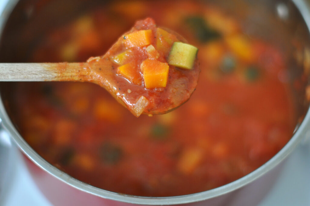 Gemüsesauce mit Paprika, Zucchini und Möhren