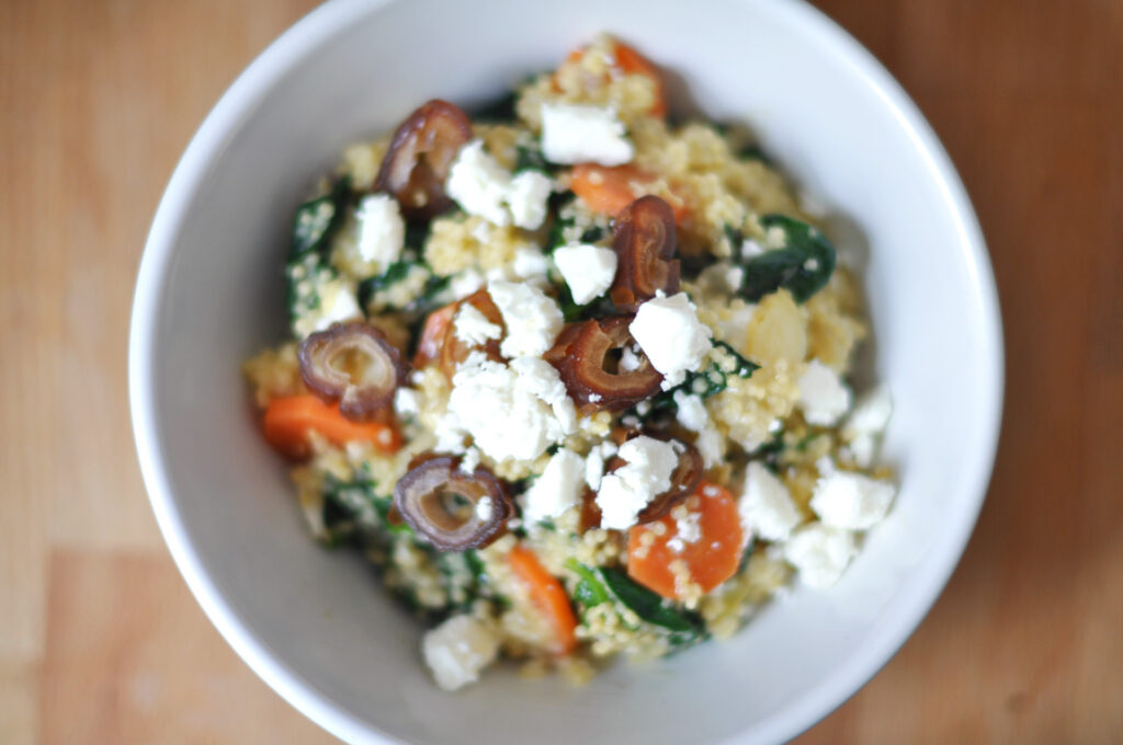 Hirsepfanne mit Spinat, Datteln und Feta