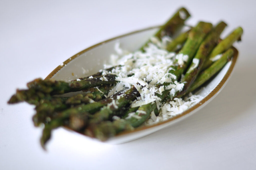 Karamellisierter grüner Spargel mit Parmesan