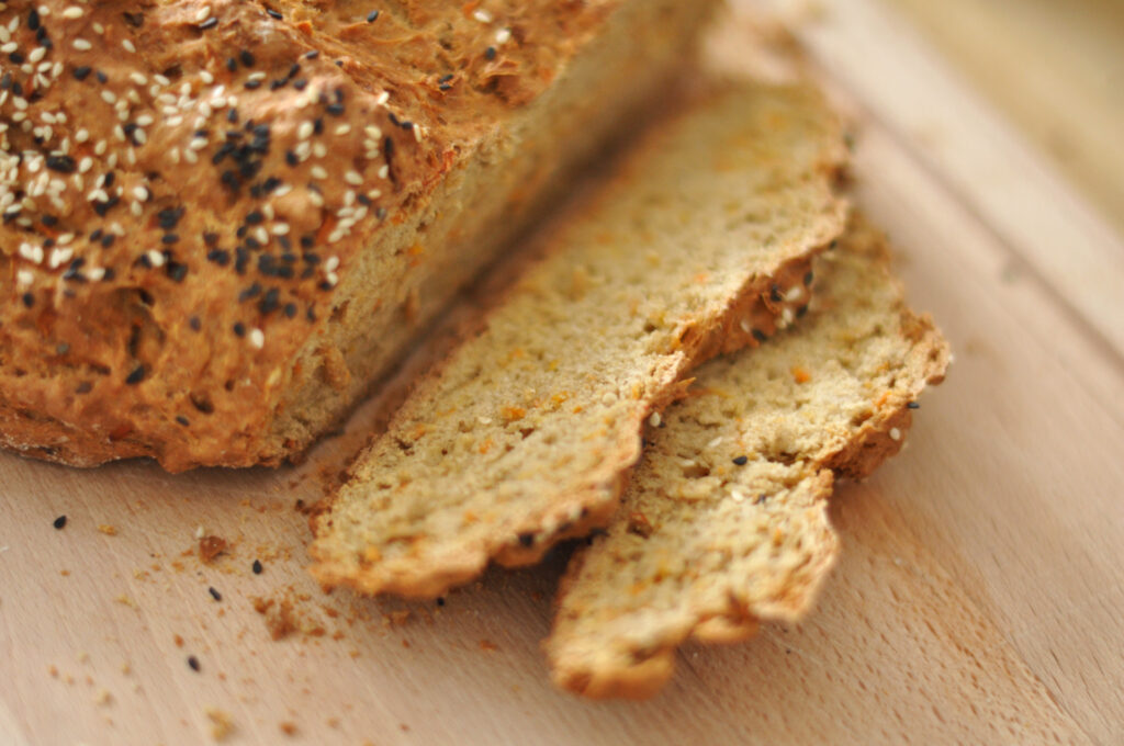 Schnelles Brot mit Joghurt und Möhren