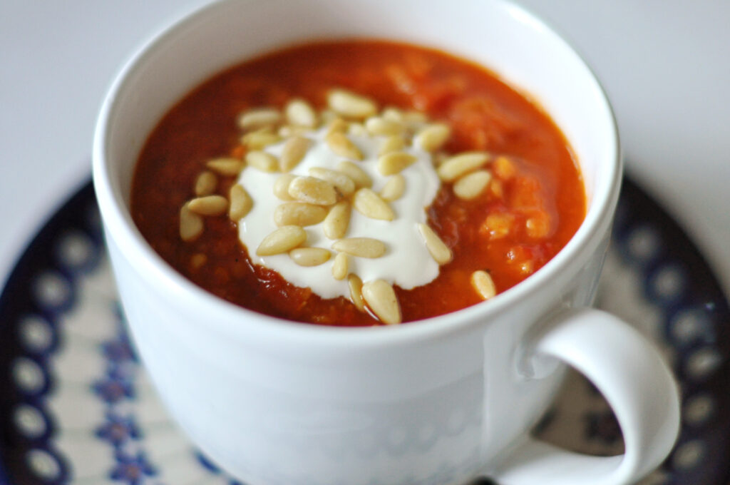 Suppe mit gerösteter Paprika, Linsen, Mascarpone und Pinienkernen