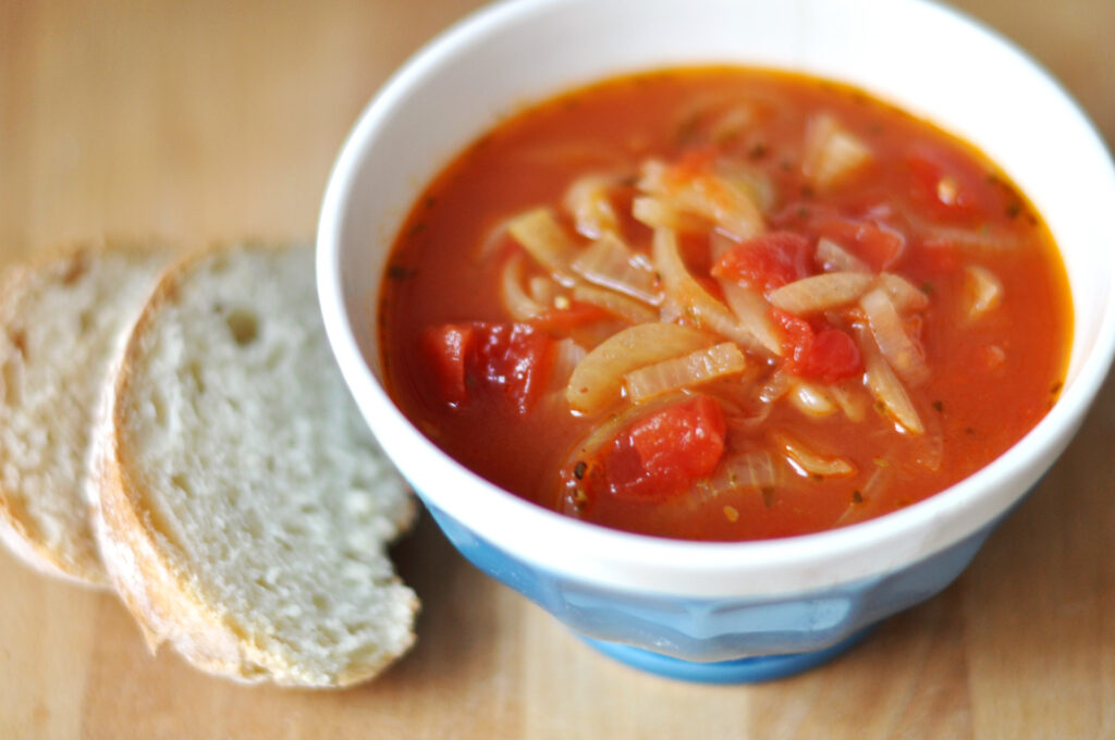 Tomaten-Zwiebel-Suppe mit Weißwein und Estragon