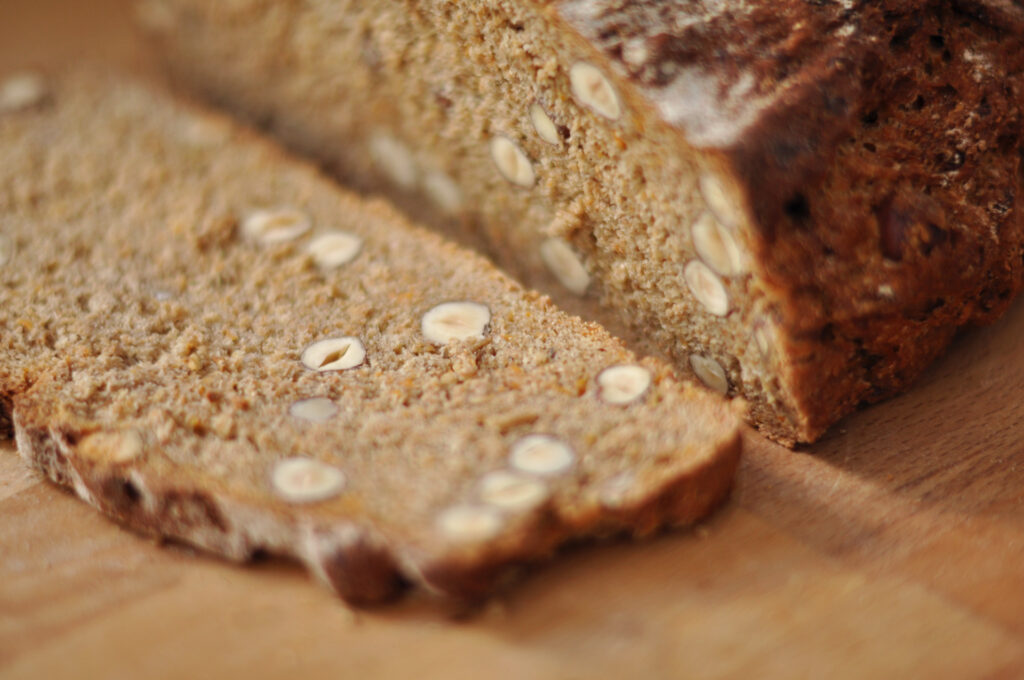 Vollkornbrot mit Möhren und Haselnüssen