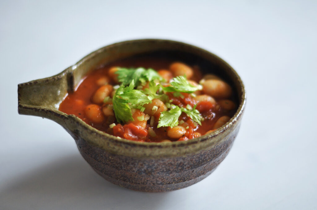 Weiße Bohnen in Tomatensauce mit Sellerie