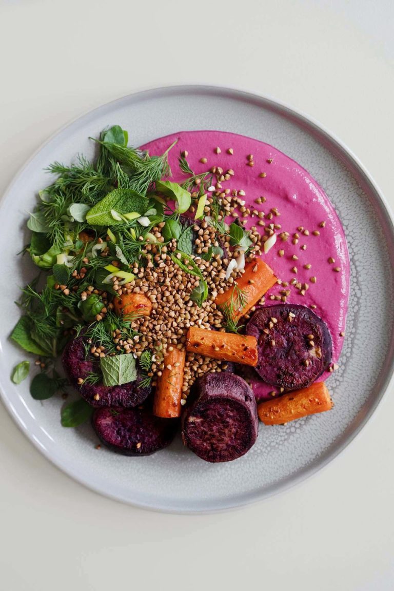 Geröstete Süßkartoffeln und Möhren mit Rote-Bete-Joghurt, knusprigem ... Geröstete Süßkartoffeln und Möhren mit Rote-Bete-Joghurt, knusprigem ...