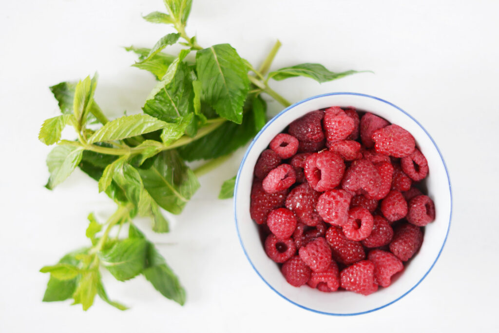 Limonade mit Himbeer-Minz-Sirup