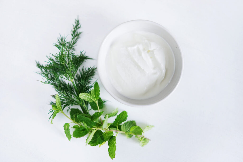Türkischer Joghurt-Dip mit Joghurt, Gurken, Minze und Dill - Cacık