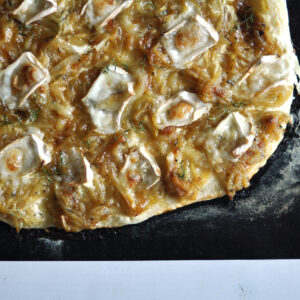 Flammkuchen mit karamellisierten Zwiebeln, Ziegenkäse und Thymian