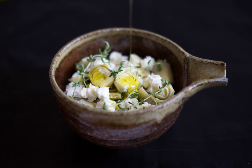 Artischockenherzen mit Feta, Knoblauch und Thymian
