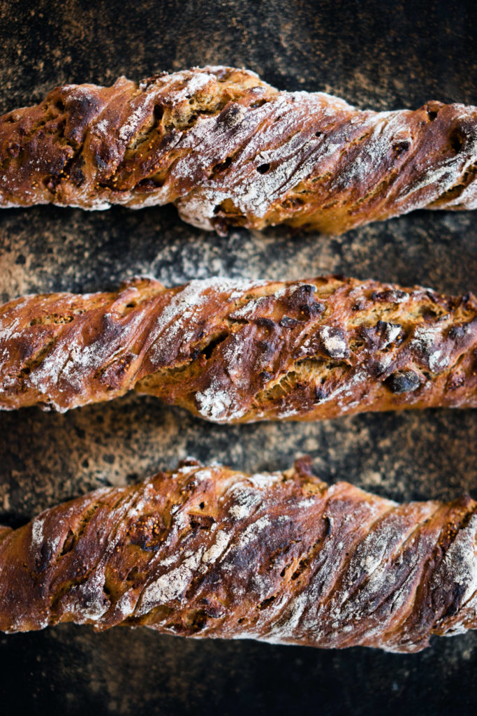 Baguette mit Haselnüssen, Feigen und Kardamom