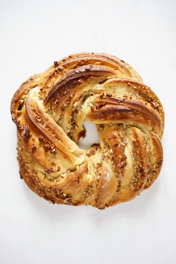 Gefüllter Hefekranz mit Karamell und Pekannüssen