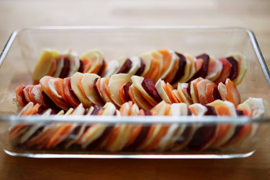 Gemüsegratin mit Kartoffeln, roter Bete, Pastinaken und Möhren