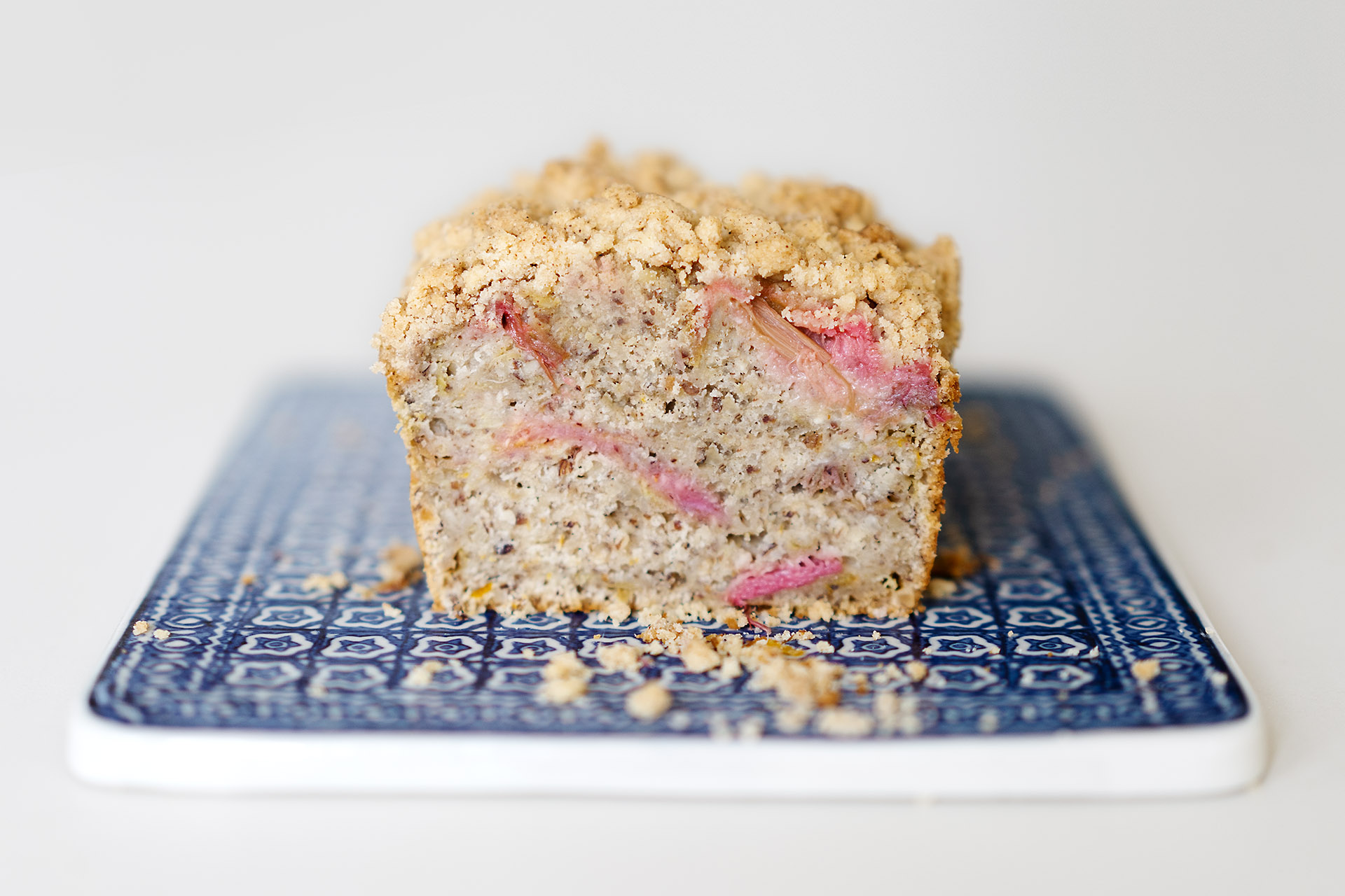 Haselnusskuchen mit geröstetem Rhabarber und Zimtstreuseln