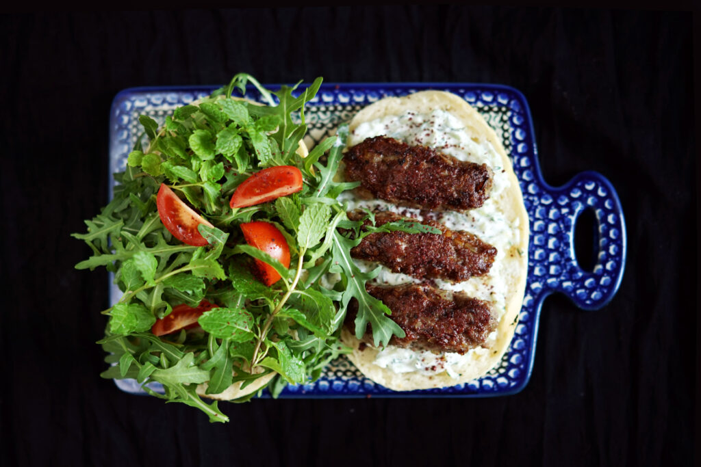Inegöl Köfte im Fladenbrot mit Cacık, Rucola und Minze