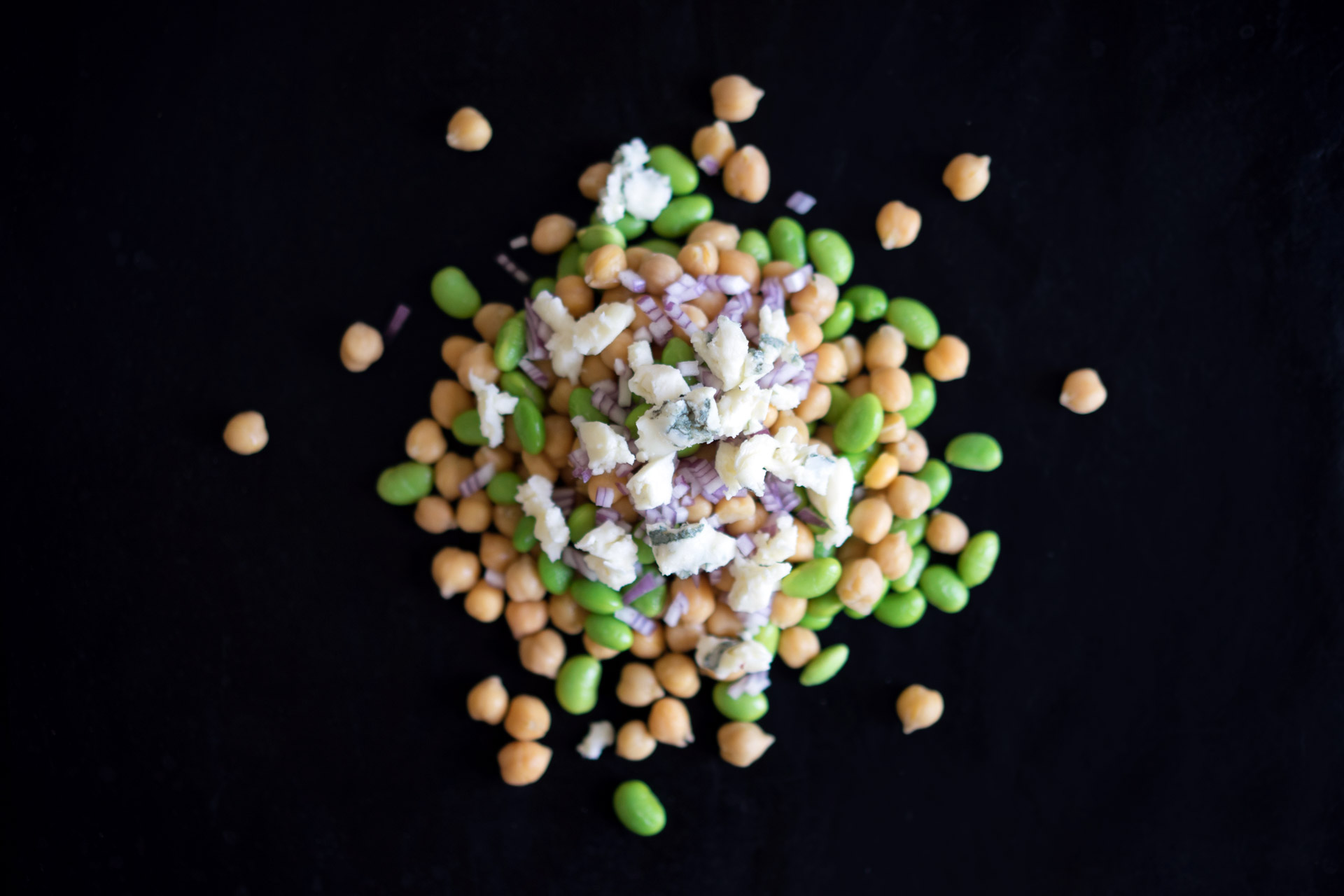 Kichererbsen-Edamame-Salat mit Gorgonzola und Haselnüssen