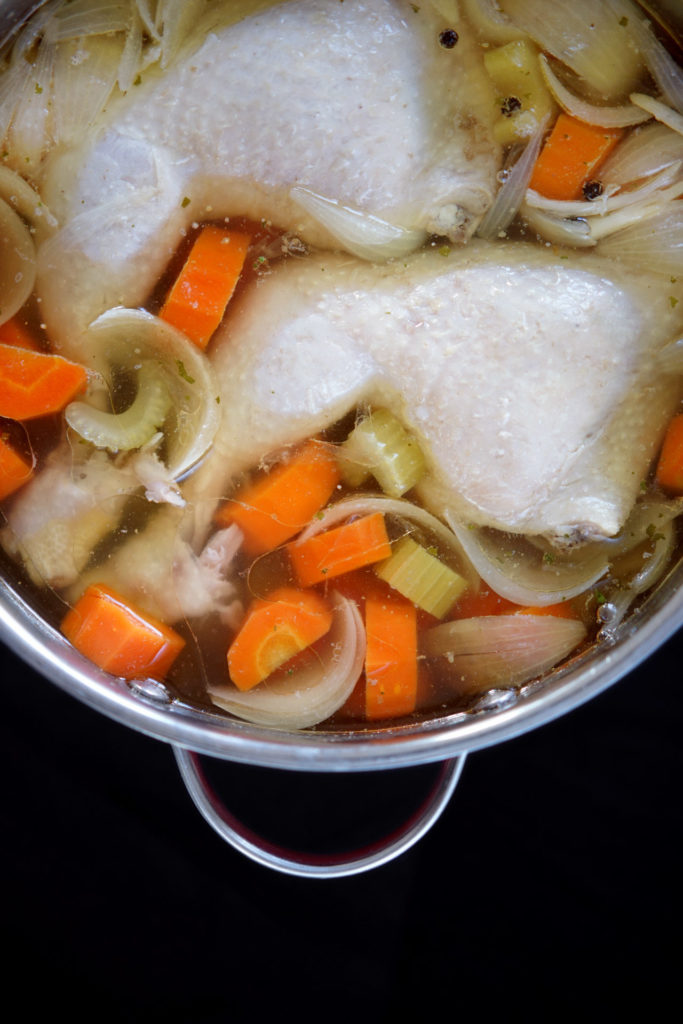 Klassische Hühnerbrühe mit Nudeln und Gemüseeinlage
