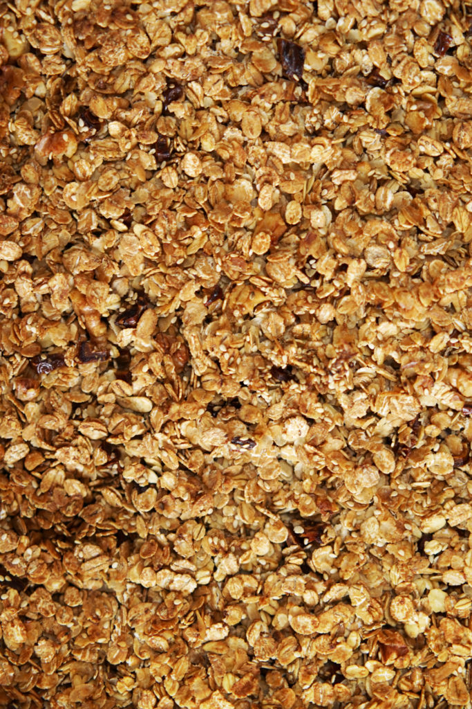Knuspermüsli mit Datteln, Walnüssen und Sesam