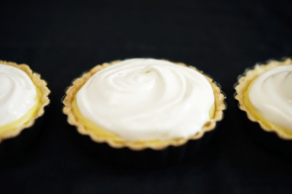 Limetten-Kokos-Tartelettes mit Baiser