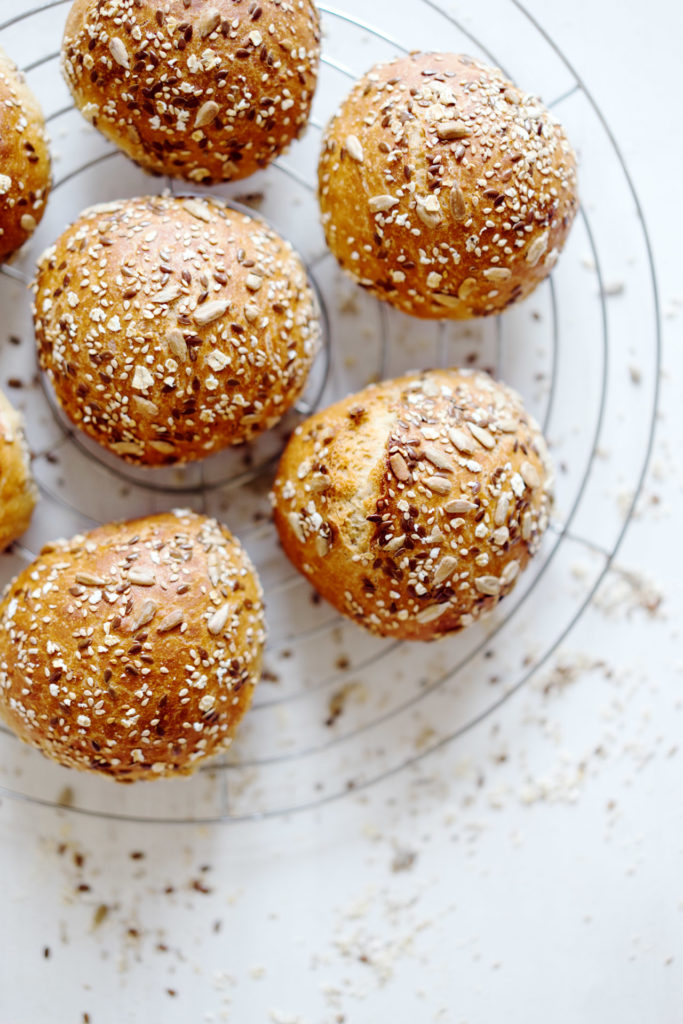 Mehrkornbrötchen mit Sonnenblumenkernen, Leinsamen und Sesam