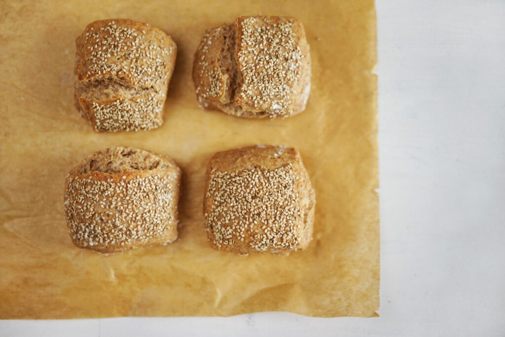 Mischbrötchen mit Weizen, Dinkel und Sesam