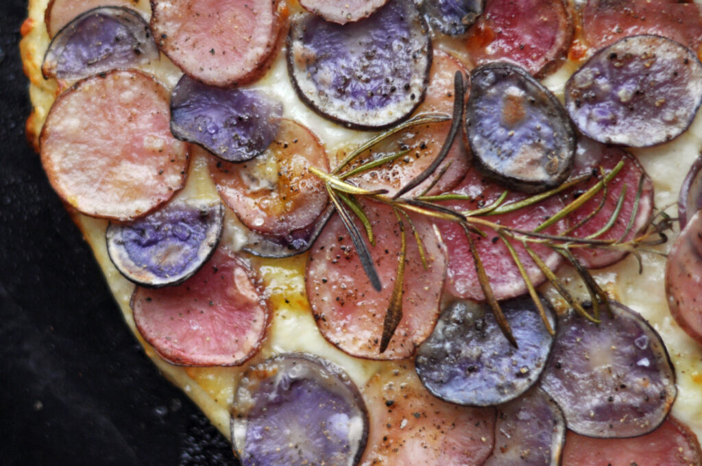 Pizza mit bunten Kartoffeln, Mozzarella und Rosmarin