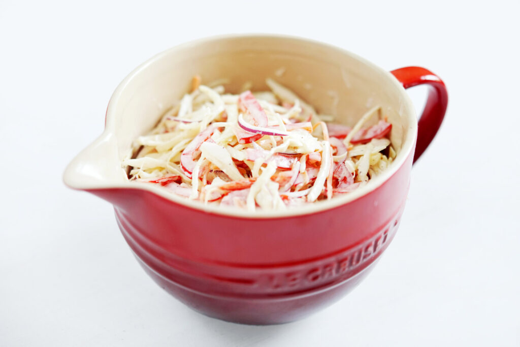 Scharfer Coleslaw mit Paprika, roter Zwiebel und Sriracha Sauce