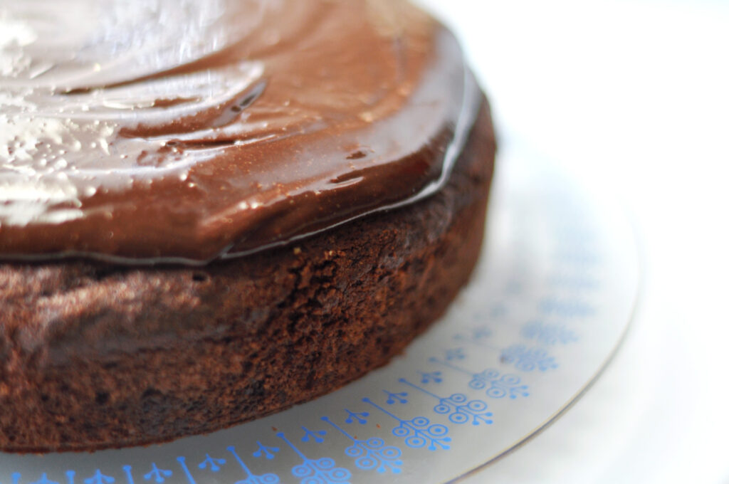 Schokoladenkuchen mit Orange, Chili und Ganache