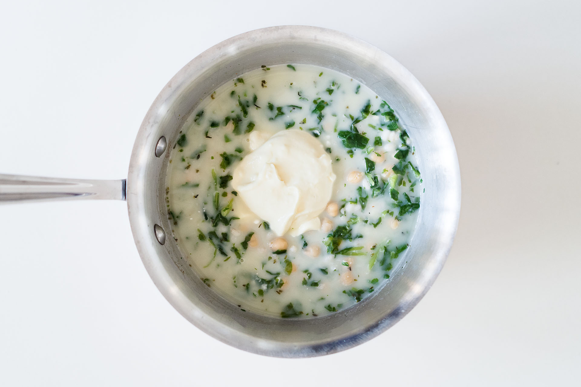 Türkische Joghurtsuppe mit Perlgraupen, Kichererbsen und Spinat - Toyga Çorbası
