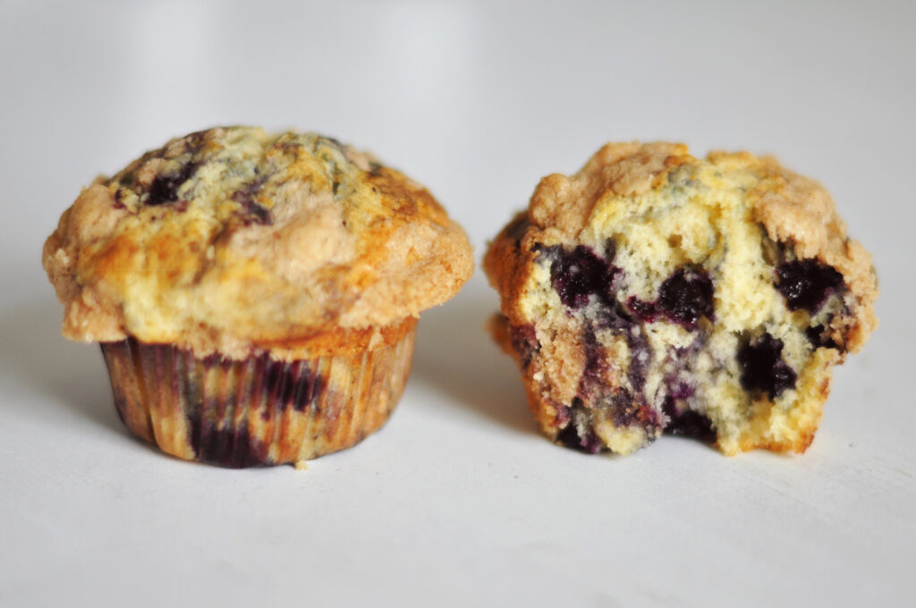Blaubeer-Zitronen-Muffins mit Zimtstreuseln