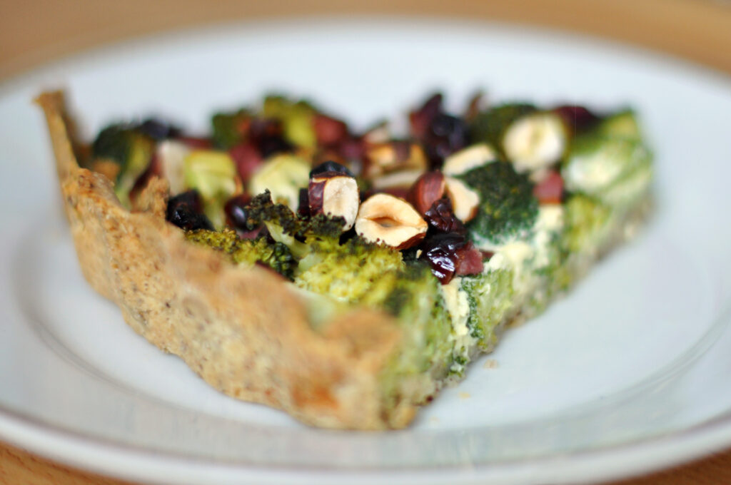 Brokkoli-Haselnuss-Quiche mit Cranberries und Schinken