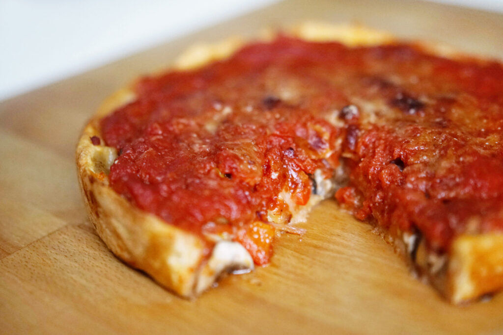 Chicago-style Pizza mit vegetarischer Füllung