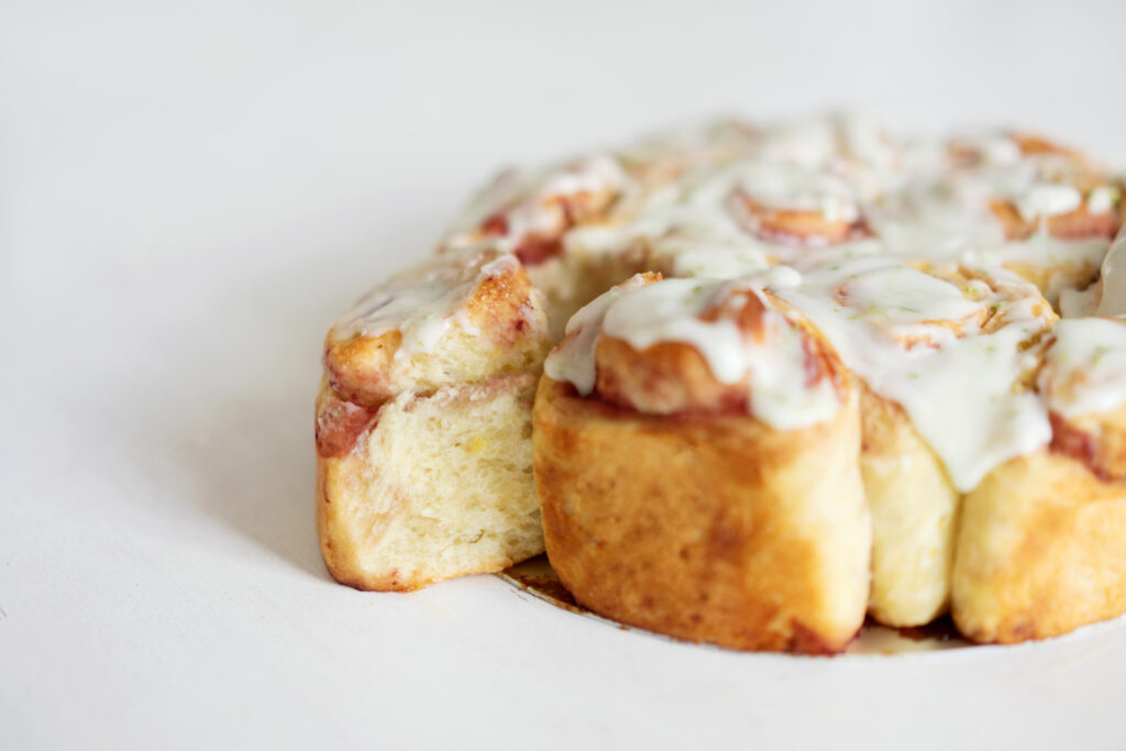 Erdbeer-Hefeschnecken mit Limettenguss