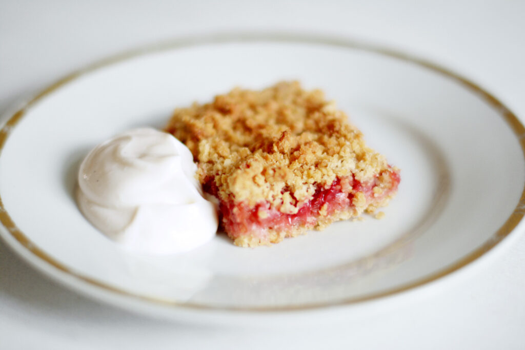 Erdbeer-Rhabarber-Streuselschnitten - Crumble Bars