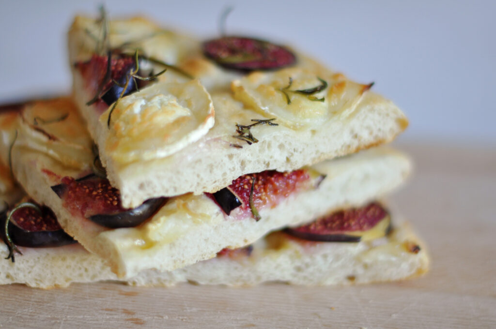 Focaccia mit Ziegenkäse, Feigen und Rosmarin