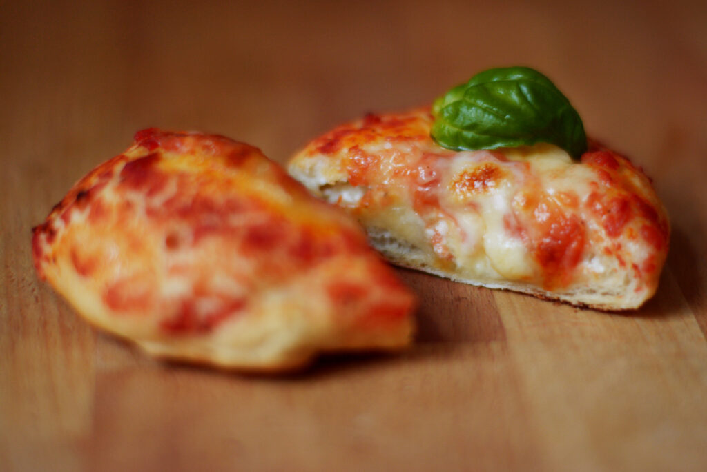 Gefüllte Pizzette mit Ricotta, Tomaten und Mozzarella
