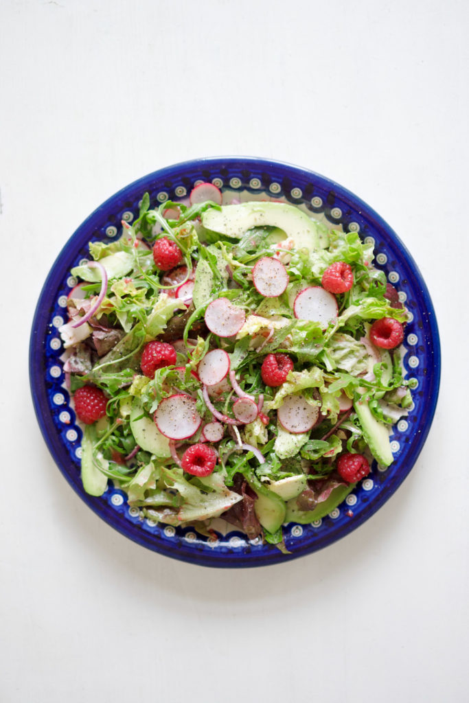 Grüner Salat mit Avocado und Himbeerdressing