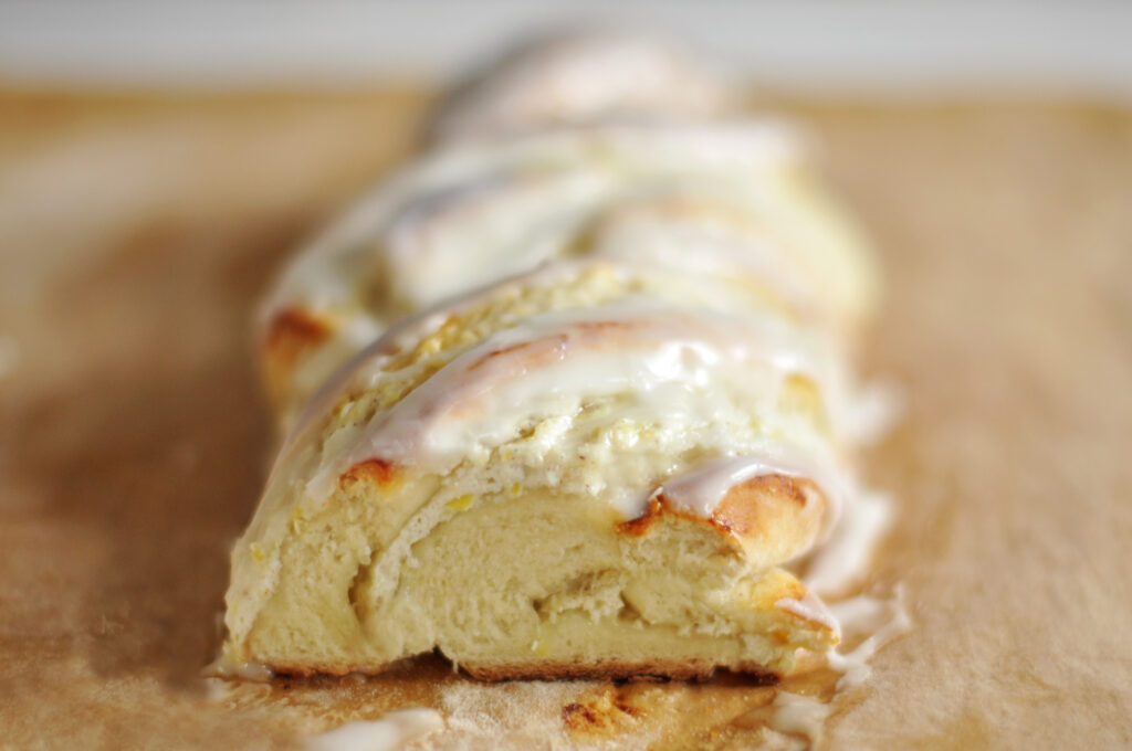Hefezopf mit Quark-Zitronen-Füllung