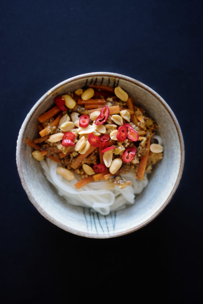 Huhn mit Szechuanpfeffer, Erdnusssauce und Reisnudeln