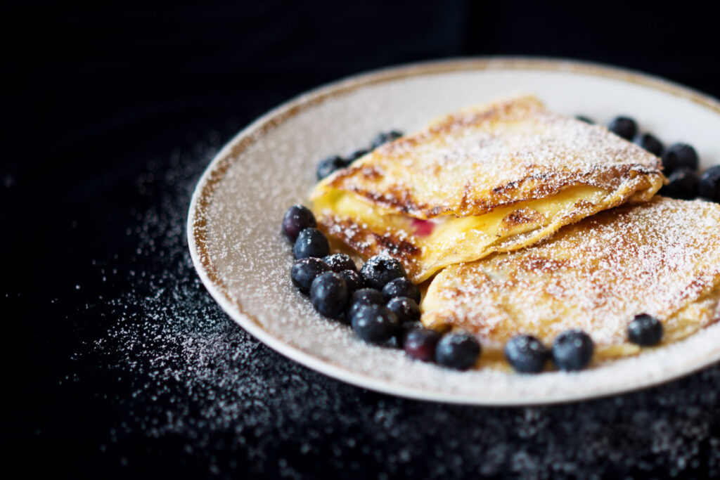 Karamellisierte Pfannkuchen mit Heidelbeer-Quark-Füllung