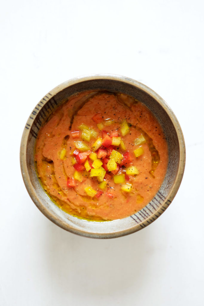 Klassische Gazpacho mit Tomate, Paprika und Gurke