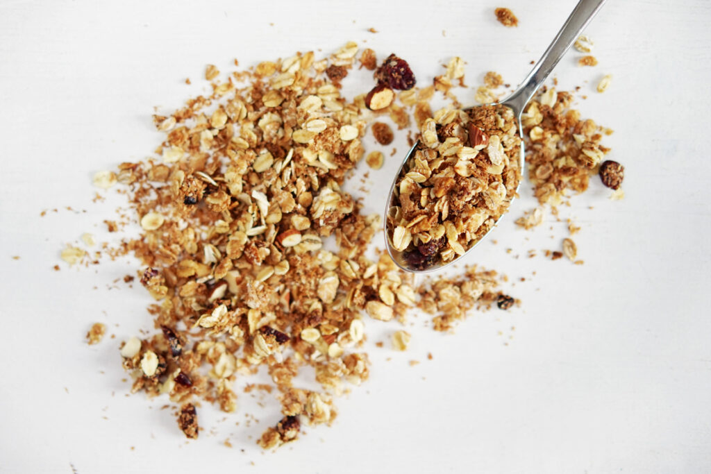 Knuspermüsli mit weißer Schokolade, Mandeln und Cranberries