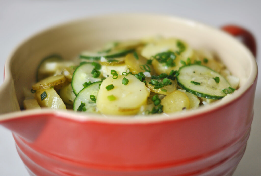 Lauwarmer Kartoffelsalat mit Essig und Öl
