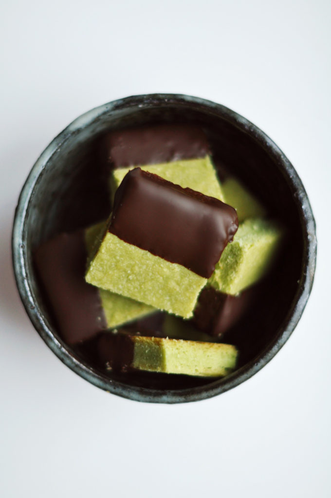 Matcha Shortbread mit dunkler Schokolade