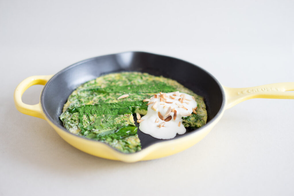Ofen-Frittata mit Bärlauch, Saurer Sahne und Mandeln